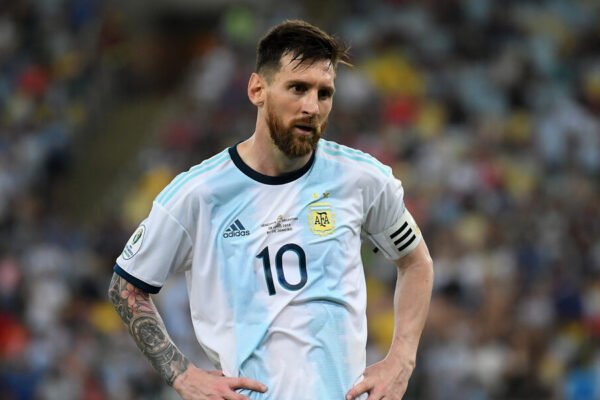 Lionel Messi dice addio all’Argentina: cala il sipario su un’era leggendaria