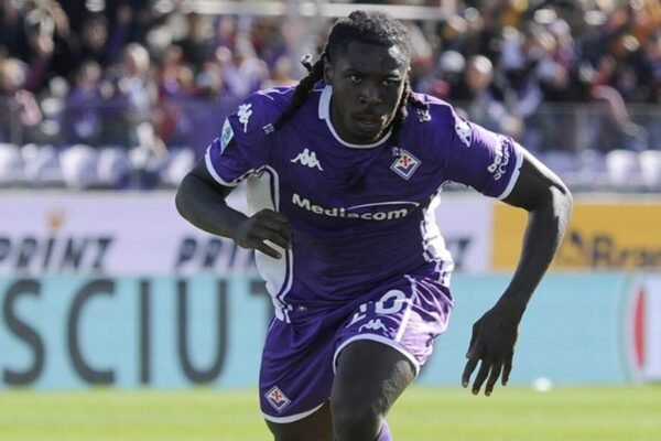 Fiorentina, caso Kean: arriva in ritardo e rifiuta l’allenamento. È rottura con il club