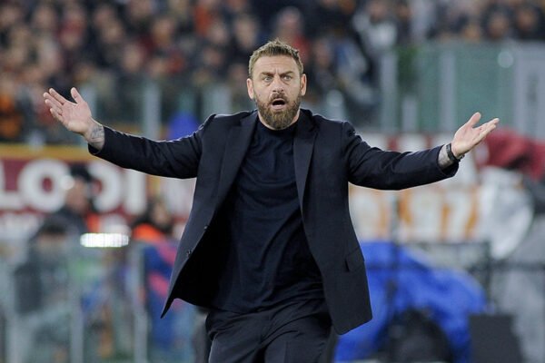 Genoa, De Rossi: “Rimaniamo col sapore amaro degli ultimi dieci minuti, quando eravamo in dieci e abbiamo rischiato di perderla.”