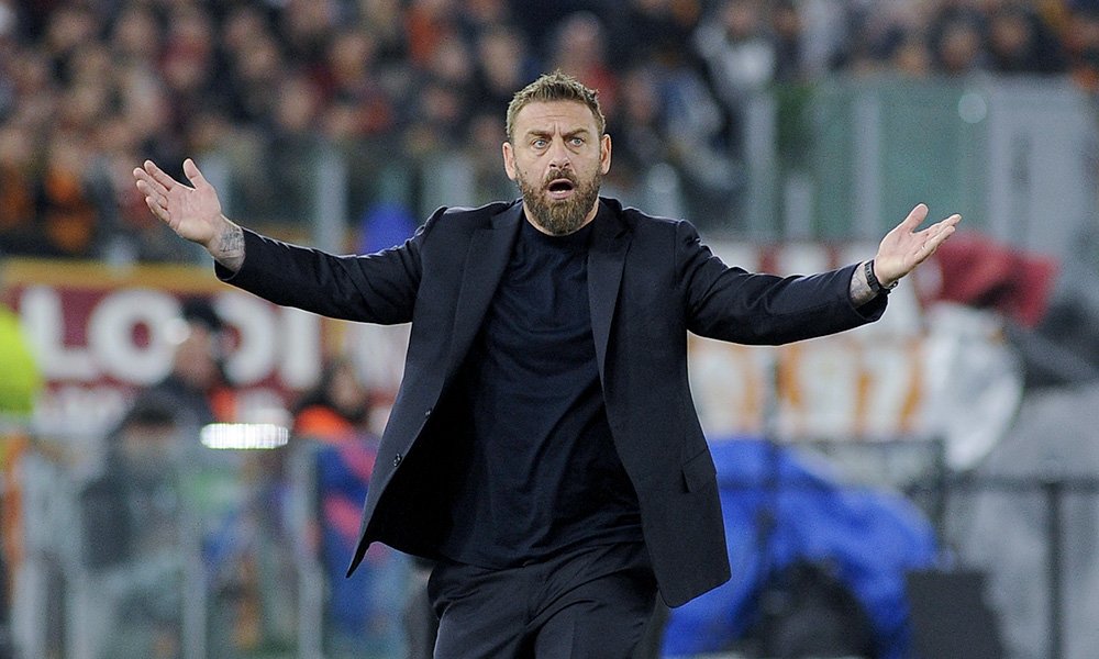 Genoa, De Rossi: “Rimaniamo col sapore amaro degli ultimi dieci minuti, quando eravamo in dieci e abbiamo rischiato di perderla.”