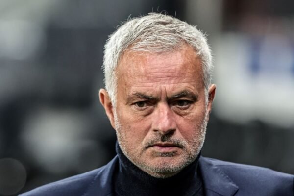 Mourinho elogia Carlos Espí: “Sono molto felice di lui”