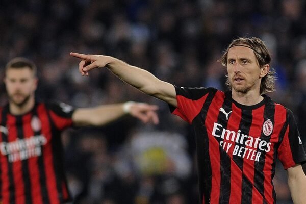 Infinito Modric: continuerà a giocare con la Croazia
