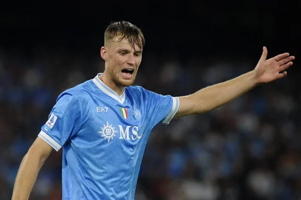 Napoli-Roma, Beukema cade due volte sul 3-3: simulazione? Il dubbio sul mancato giallo