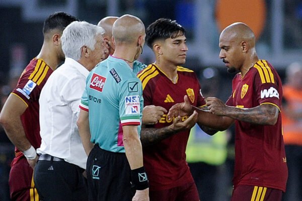 Roma, sollievo Malen: ci sarà contro il Napoli