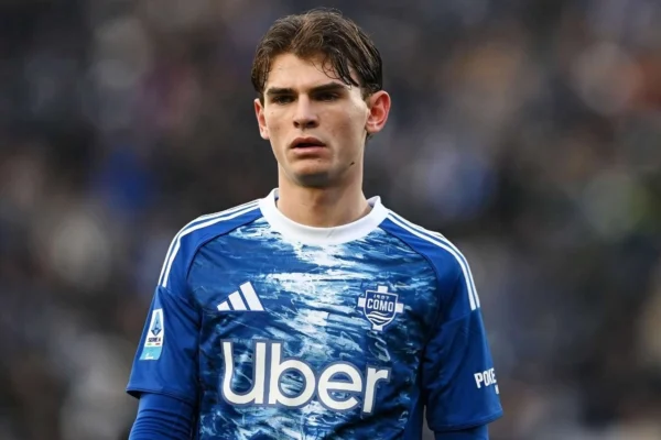 Como, Nico Paz incanta contro lo United: «Un onore vedere il figlio di Messi con la nostra maglia»